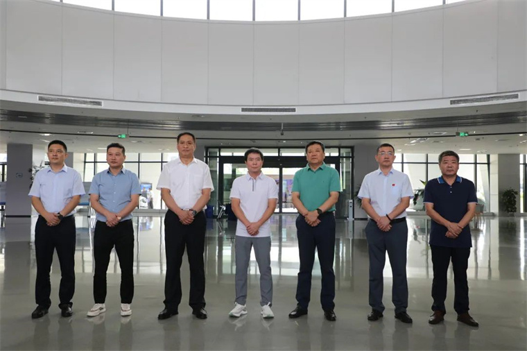 熊猫体育陪同舒华体育来滨考察体育产业发展情况